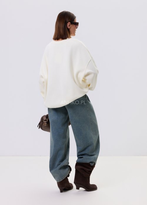 Jeansy damskie Luissa w kolorze denim blue z wysokim stanem i prostą nogawką typu straight, z klasycznymi kieszeniami, stylizowane z czarną bluzką.