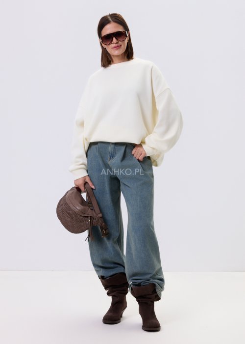 Jeansy damskie Luissa w kolorze denim blue z wysokim stanem i prostą nogawką typu straight, z klasycznymi kieszeniami, stylizowane z czarną bluzką.