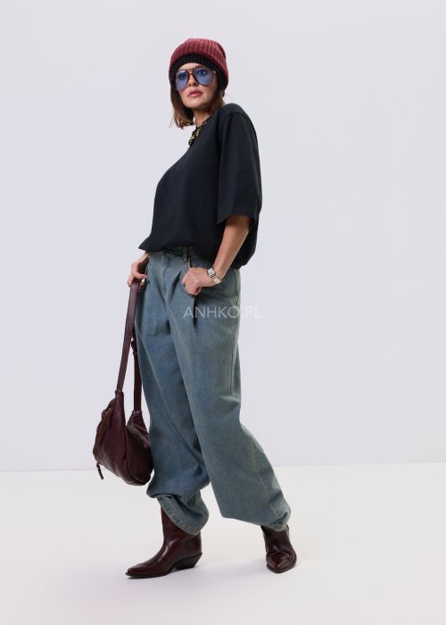 Jeansy damskie Luissa w kolorze denim blue z wysokim stanem i prostą nogawką typu straight, z klasycznymi kieszeniami, stylizowane z czarną bluzką.