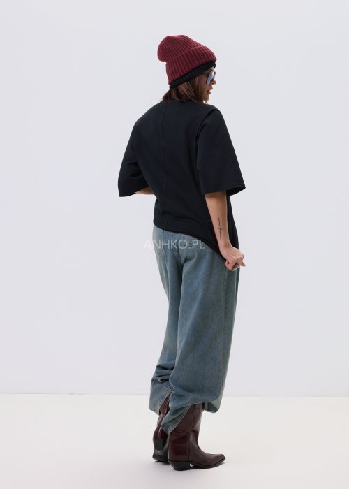 Jeansy damskie Luissa w kolorze denim blue z wysokim stanem i prostą nogawką typu straight, z klasycznymi kieszeniami, stylizowane z czarną bluzką.