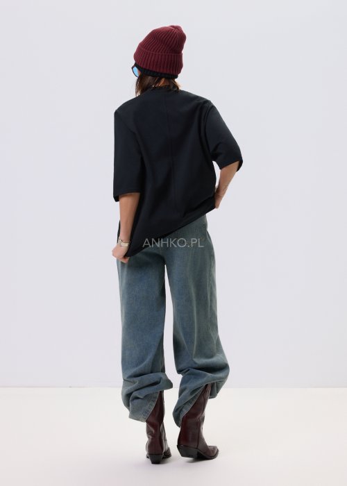 Jeansy damskie Luissa w kolorze denim blue z wysokim stanem i prostą nogawką typu straight, z klasycznymi kieszeniami, stylizowane z czarną bluzką.