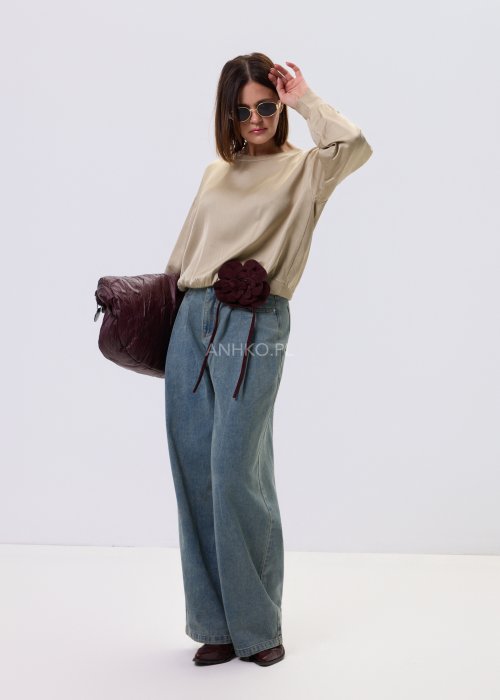 Jeansy damskie Luissa w kolorze denim blue z wysokim stanem i prostą nogawką typu straight, z klasycznymi kieszeniami, stylizowane z czarną bluzką.