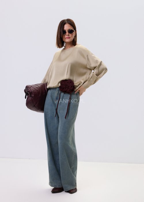 Jeansy damskie Luissa w kolorze denim blue z wysokim stanem i prostą nogawką typu straight, z klasycznymi kieszeniami, stylizowane z czarną bluzką.