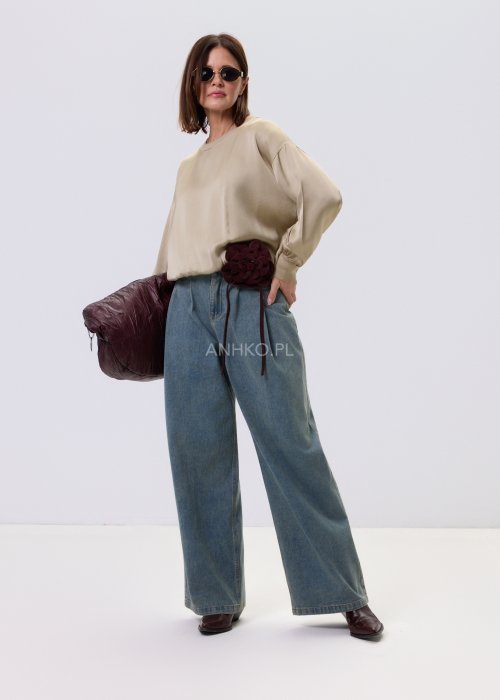 Jeansy damskie Luissa w kolorze denim blue z wysokim stanem i prostą nogawką typu straight, z klasycznymi kieszeniami, stylizowane z czarną bluzką.