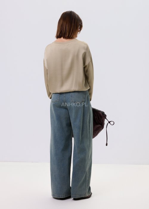 Jeansy damskie Luissa w kolorze denim blue z wysokim stanem i prostą nogawką typu straight, z klasycznymi kieszeniami, stylizowane z czarną bluzką.