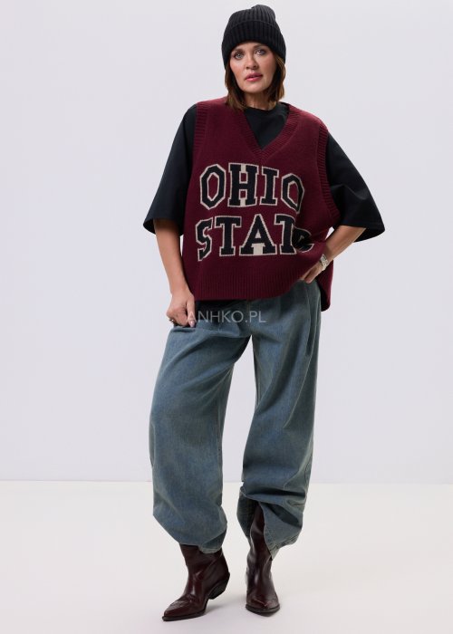 Bordowy bezrękawnik damski w stylu college z napisem „OHIO STATE”, zestawiony z czarnym t-shirtem i jeansami w casualowej stylizacji.