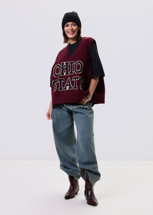 Bordowy bezrękawnik damski w stylu college z napisem „OHIO STATE”, zestawiony z czarnym t-shirtem i jeansami w casualowej stylizacji.
