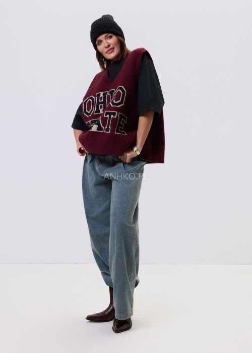 Bordowy bezrękawnik damski w stylu college z napisem „OHIO STATE”, zestawiony z czarnym t-shirtem i jeansami w casualowej stylizacji.