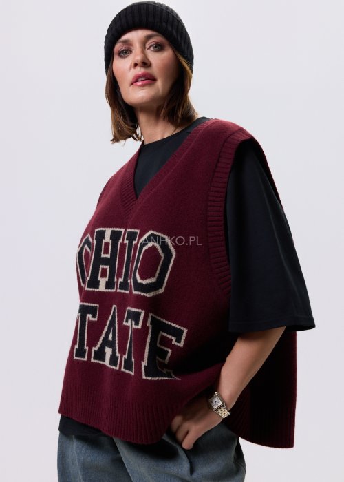 Bordowy bezrękawnik damski w stylu college z napisem „OHIO STATE”, zestawiony z czarnym t-shirtem i jeansami w casualowej stylizacji.