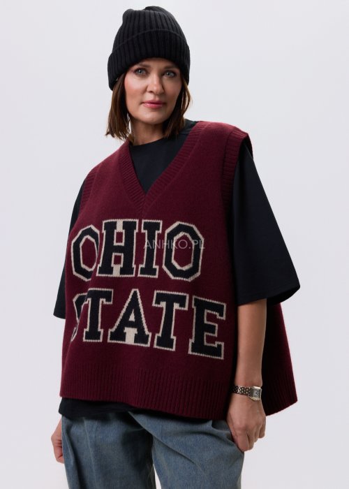 Bordowy bezrękawnik damski w stylu college z napisem „OHIO STATE”, zestawiony z czarnym t-shirtem i jeansami w casualowej stylizacji.