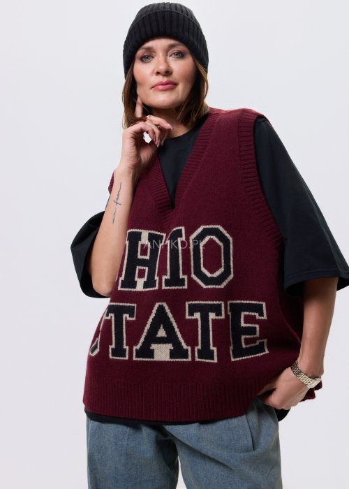 Bordowy bezrękawnik damski w stylu college z napisem „OHIO STATE”, zestawiony z czarnym t-shirtem i jeansami w casualowej stylizacji.