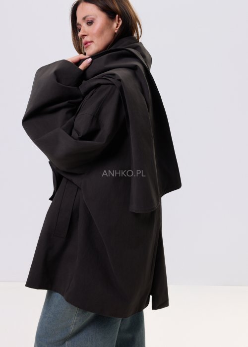 Antracytowy krótki płaszcz damski Noelle Modern z luźnym krojem i szalem, zestawiony z jeansami w nowoczesnej stylizacji miejskiej