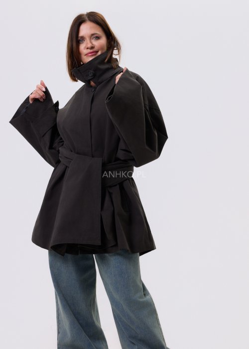 Antracytowy krótki płaszcz damski Noelle Modern z luźnym krojem i szalem, zestawiony z jeansami w nowoczesnej stylizacji miejskiej