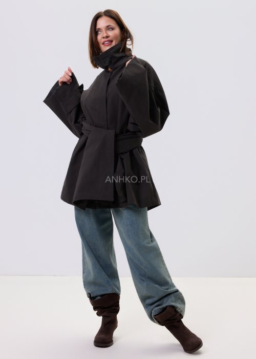 Antracytowy krótki płaszcz damski Noelle Modern z luźnym krojem i szalem, zestawiony z jeansami w nowoczesnej stylizacji miejskiej