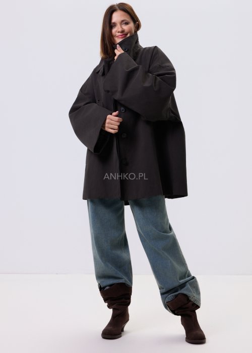 Antracytowy krótki płaszcz damski Noelle Modern z luźnym krojem i szalem, zestawiony z jeansami w nowoczesnej stylizacji miejskiej