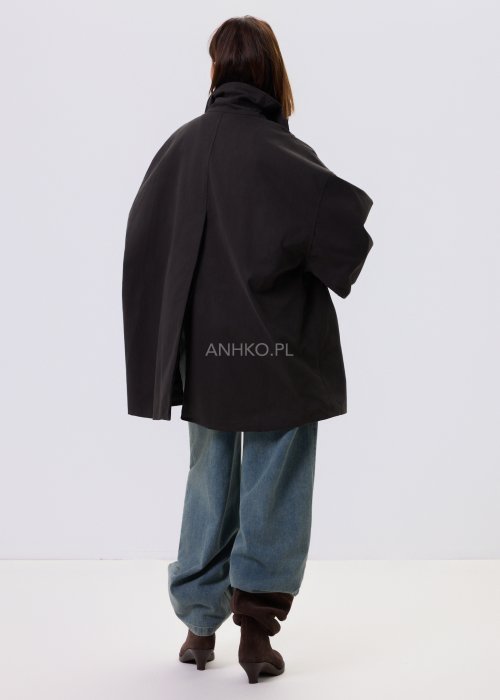 Antracytowy krótki płaszcz damski Noelle Modern z luźnym krojem i szalem, zestawiony z jeansami w nowoczesnej stylizacji miejskiej