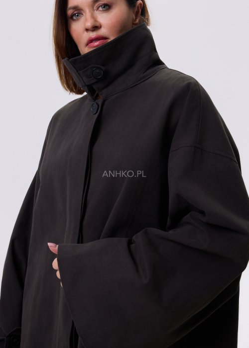 Antracytowy krótki płaszcz damski Noelle Modern z luźnym krojem i szalem, zestawiony z jeansami w nowoczesnej stylizacji miejskiej