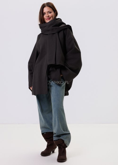 Antracytowy krótki płaszcz damski Noelle Modern z luźnym krojem i szalem, zestawiony z jeansami w nowoczesnej stylizacji miejskiej