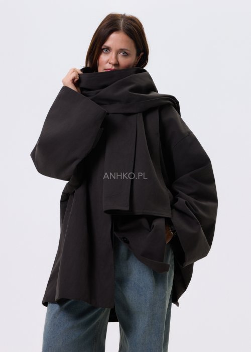 Antracytowy krótki płaszcz damski Noelle Modern z luźnym krojem i szalem, zestawiony z jeansami w nowoczesnej stylizacji miejskiej