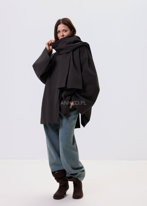 Antracytowy krótki płaszcz damski Noelle Modern z luźnym krojem i szalem, zestawiony z jeansami w nowoczesnej stylizacji miejskiej