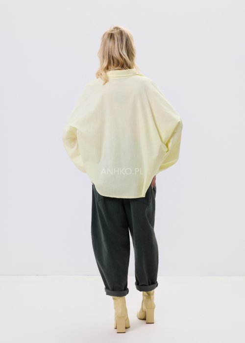 Żółta koszula damska Livia Quiet z ozdobnymi aplikacjami 3D na przodzie, o luźnym kroju, zestawiona z ciemnymi spodniami w stylizacji casualowej