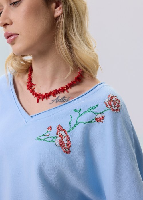 Jasnoniebieska bluzka damska Scarlet Bloom o luźnym kroju z dekoltem V i haftem kwiatowym przy dekolcie, casualowy model z długim rękawem.