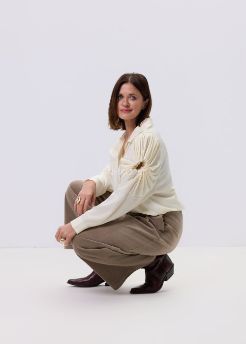 Kremowa koszula damska Soft Drapé z dekoracyjnymi, marszczonymi rękawami i klasycznym kołnierzem, elegancki model z wiskozy.