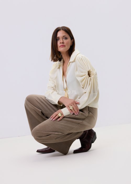 Kremowa koszula damska Soft Drapé z dekoracyjnymi, marszczonymi rękawami i klasycznym kołnierzem, elegancki model z wiskozy.