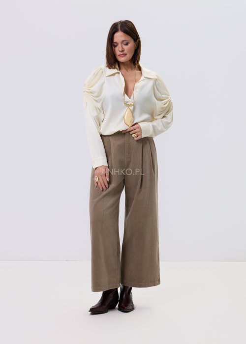Kremowa koszula damska Soft Drapé z dekoracyjnymi, marszczonymi rękawami i klasycznym kołnierzem, elegancki model z wiskozy.