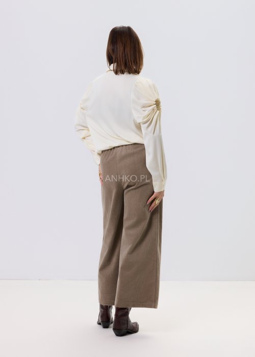 Kremowa koszula damska Soft Drapé z dekoracyjnymi, marszczonymi rękawami i klasycznym kołnierzem, elegancki model z wiskozy.