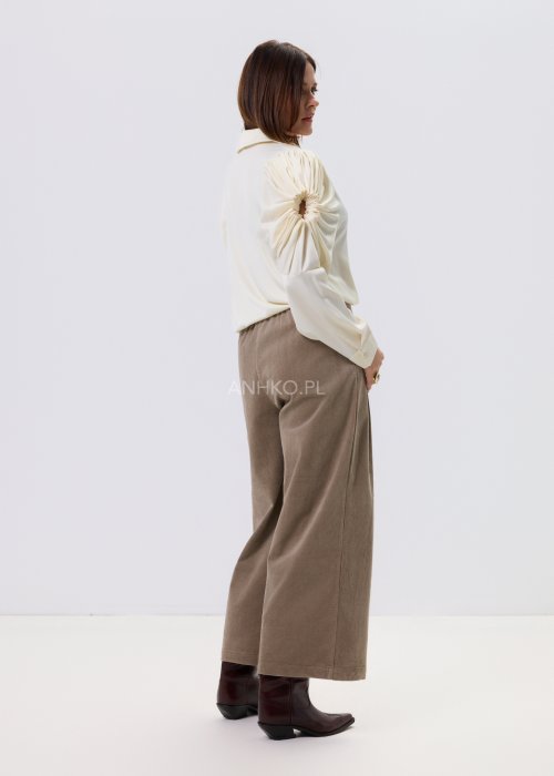 Kremowa koszula damska Soft Drapé z dekoracyjnymi, marszczonymi rękawami i klasycznym kołnierzem, elegancki model z wiskozy.