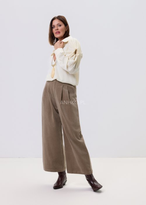 Kremowa koszula damska Soft Drapé z dekoracyjnymi, marszczonymi rękawami i klasycznym kołnierzem, elegancki model z wiskozy.