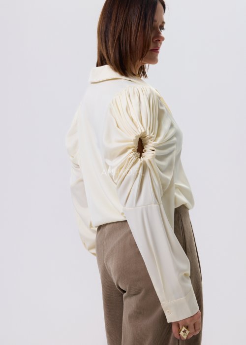 Kremowa koszula damska Soft Drapé z dekoracyjnymi, marszczonymi rękawami i klasycznym kołnierzem, elegancki model z wiskozy.