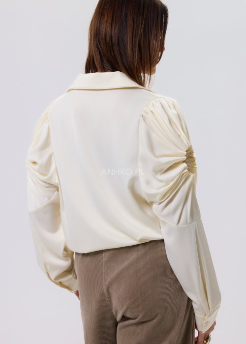 Kremowa koszula damska Soft Drapé z dekoracyjnymi, marszczonymi rękawami i klasycznym kołnierzem, elegancki model z wiskozy.