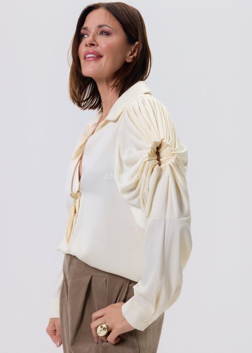 Kremowa koszula damska Soft Drapé z dekoracyjnymi, marszczonymi rękawami i klasycznym kołnierzem, elegancki model z wiskozy.