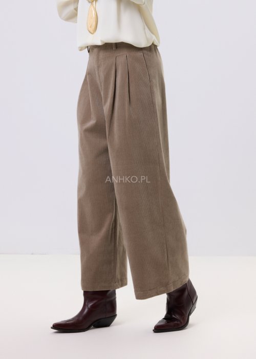 Beżowe spodnie sztruksowe damskie Soft Line z wysokim stanem, prostą nogawką i elastycznym pasem z tyłu, styl codzienny.