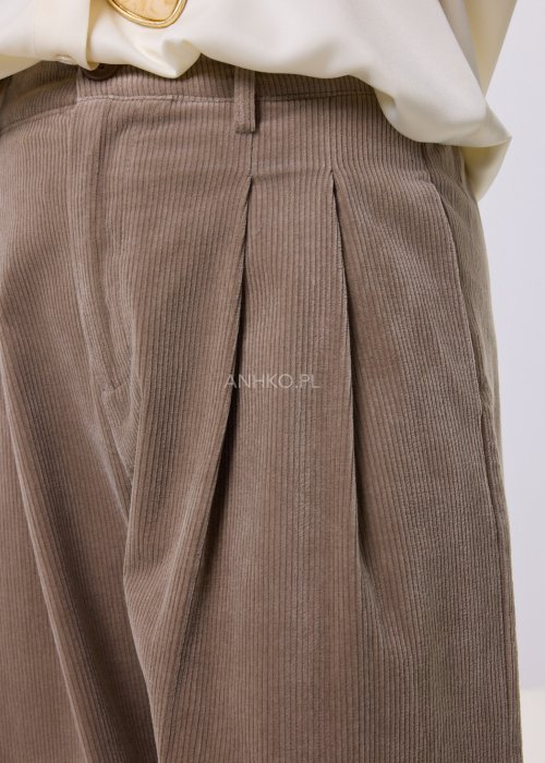 Beżowe spodnie sztruksowe damskie Soft Line z wysokim stanem, prostą nogawką i elastycznym pasem z tyłu, styl codzienny.