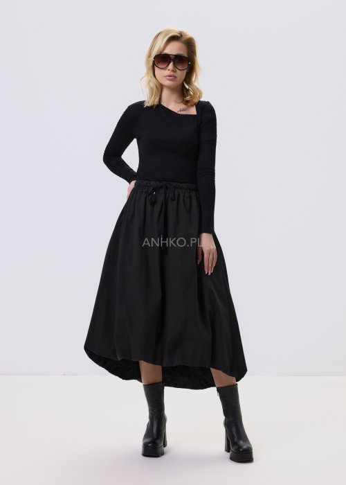 Czarna dopasowana bluzka damska z asymetrycznym dekoltem i długim rękawem, wykonana z elastycznego materiału, zestawiona z czarną spódnicą w nowoczesnej stylizacji.