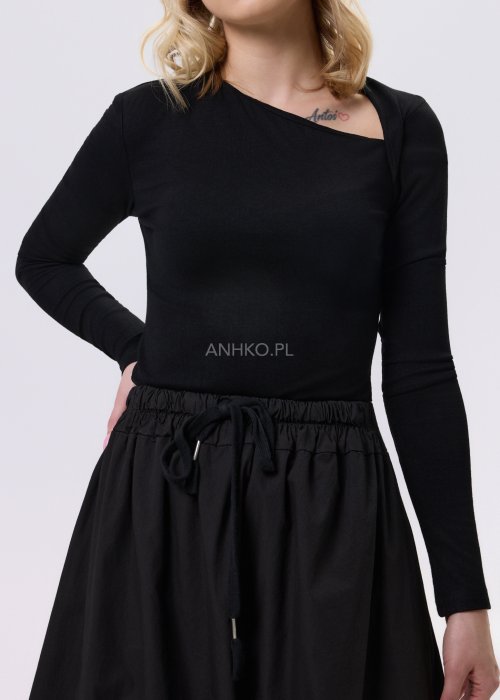 Czarna dopasowana bluzka damska z asymetrycznym dekoltem i długim rękawem, wykonana z elastycznego materiału, zestawiona z czarną spódnicą w nowoczesnej stylizacji.