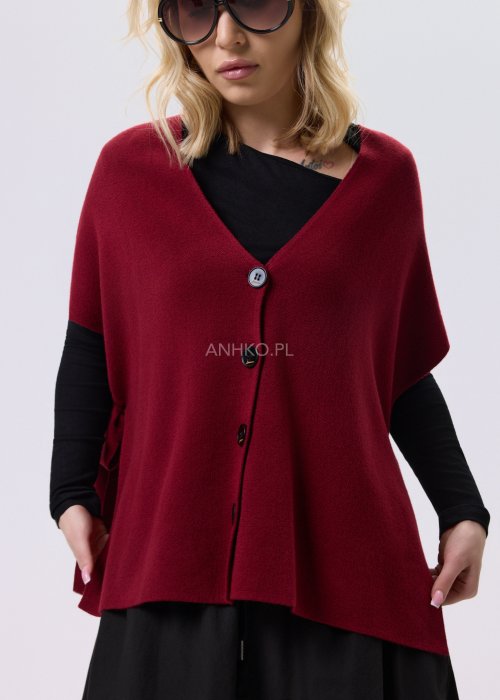 Bordowy bezrękawnik dzianinowy z bocznym wiązaniem i guzikami, noszony na czarnej bluzce w eleganckiej, warstwowej stylizacji