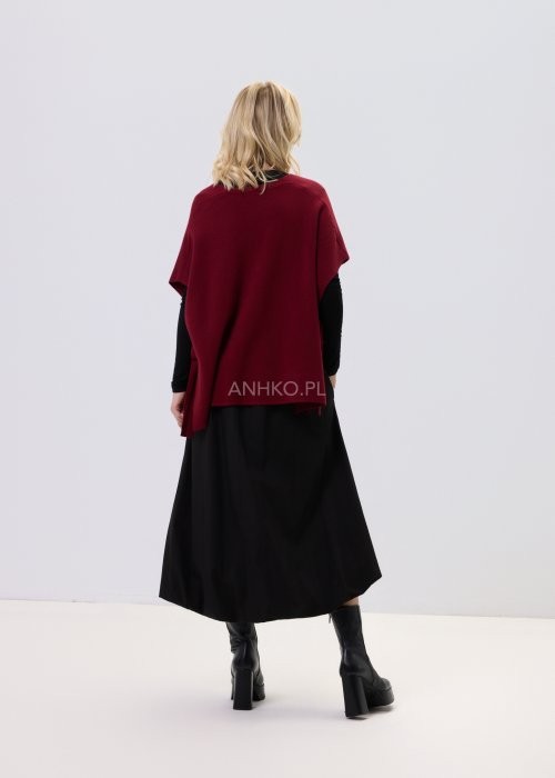 Bordowy bezrękawnik dzianinowy z bocznym wiązaniem i guzikami, noszony na czarnej bluzce w eleganckiej, warstwowej stylizacji