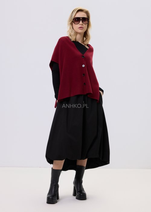 Bordowy bezrękawnik dzianinowy z bocznym wiązaniem i guzikami, noszony na czarnej bluzce w eleganckiej, warstwowej stylizacji