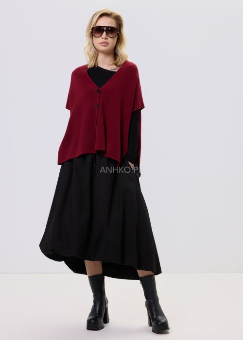 Bordowy bezrękawnik dzianinowy z bocznym wiązaniem i guzikami, noszony na czarnej bluzce w eleganckiej, warstwowej stylizacji