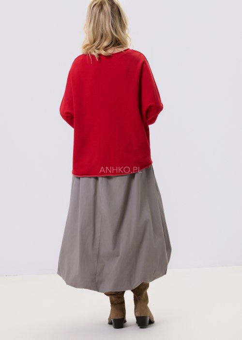 Czerwona bluzka damska Scarlet Bloom z dekoltem V i haftem kwiatowym przy dekolcie, luźny fason z opuszczoną linią ramion, styl casual.