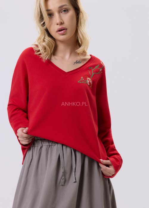 Czerwona bluzka damska Scarlet Bloom z dekoltem V i haftem kwiatowym przy dekolcie, luźny fason z opuszczoną linią ramion, styl casual.