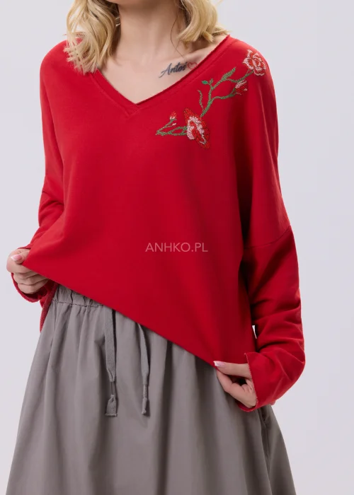 Czerwona bluzka damska Scarlet Bloom z dekoltem V i haftem kwiatowym przy dekolcie, luźny fason z opuszczoną linią ramion, styl casual.