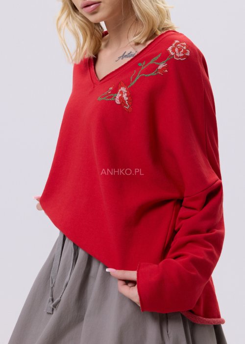 Czerwona bluzka damska Scarlet Bloom z dekoltem V i haftem kwiatowym przy dekolcie, luźny fason z opuszczoną linią ramion, styl casual.