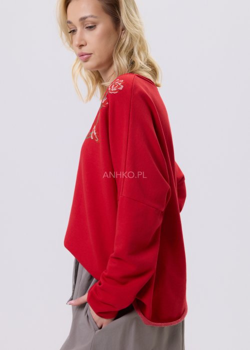 Czerwona bluzka damska Scarlet Bloom z dekoltem V i haftem kwiatowym przy dekolcie, luźny fason z opuszczoną linią ramion, styl casual.