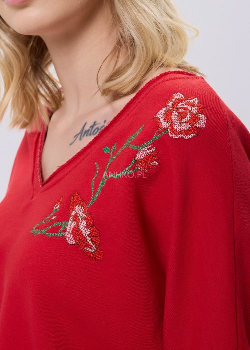 Czerwona bluzka damska Scarlet Bloom z dekoltem V i haftem kwiatowym przy dekolcie, luźny fason z opuszczoną linią ramion, styl casual.