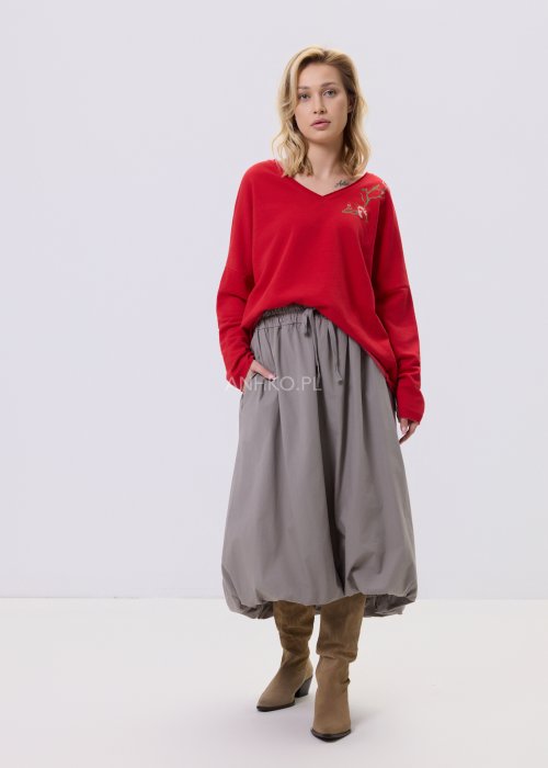 Czerwona bluzka damska Scarlet Bloom z dekoltem V i haftem kwiatowym przy dekolcie, luźny fason z opuszczoną linią ramion, styl casual.